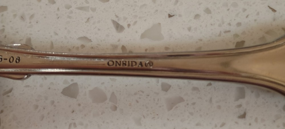 Oneida Classic Shell Stainless Flatware 5 pc place setting Cube, R, 18/10