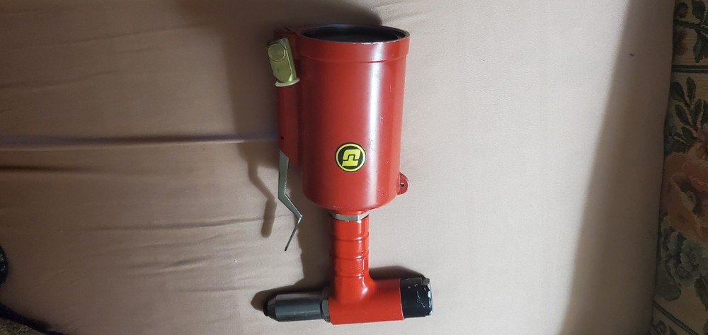 UNIVERSAL TOOL UT-8920 PNEUMATIC RIVETER GUN