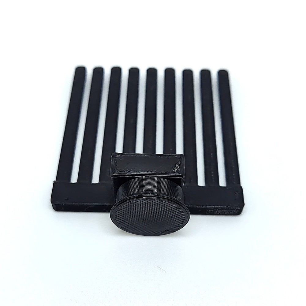 Magnetic aquarium leaf holder for shrimp and betta fish