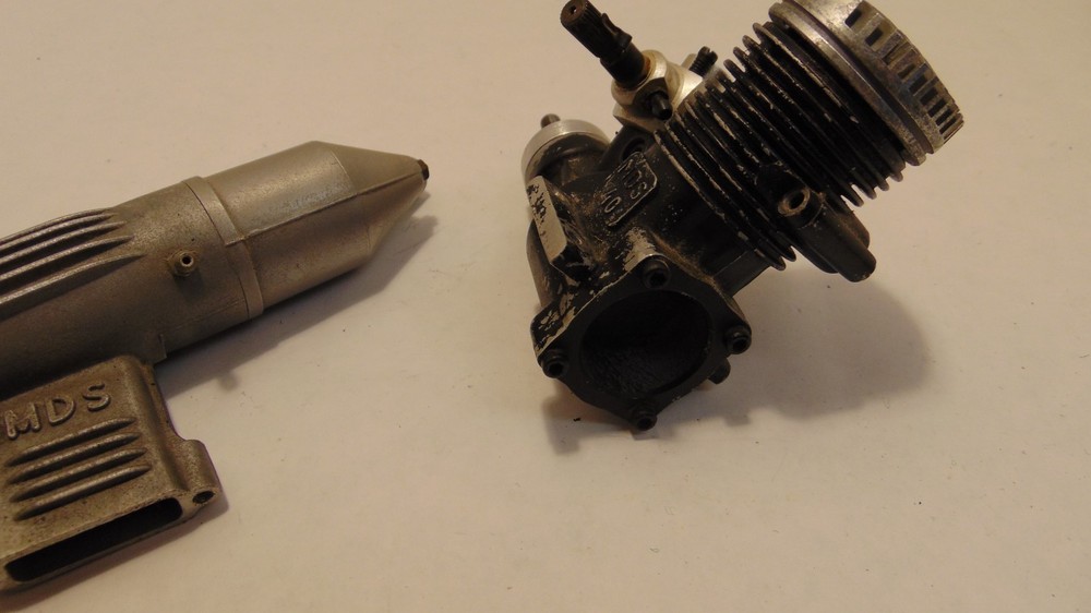 VINTAGE MDS .40 ENGINE w/MUFFLER