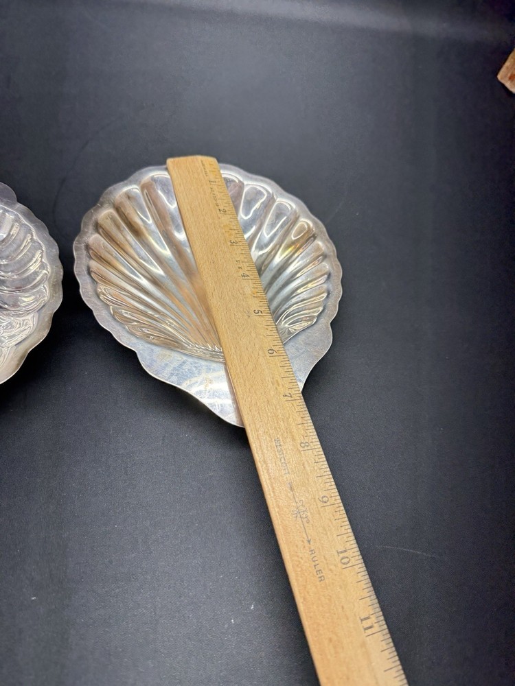 Vintage Pair Oneida Silver Plate Shell Shaped Dishes Bowls Nuts Candy Clam Decor