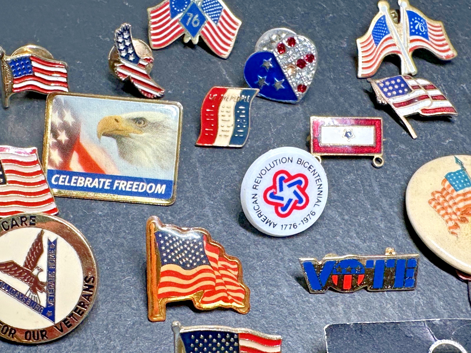 LOT OF 35+ VINTAGE USA PATRIOTIC PINS : FLAGS, VETERANS, '76, MORE I127