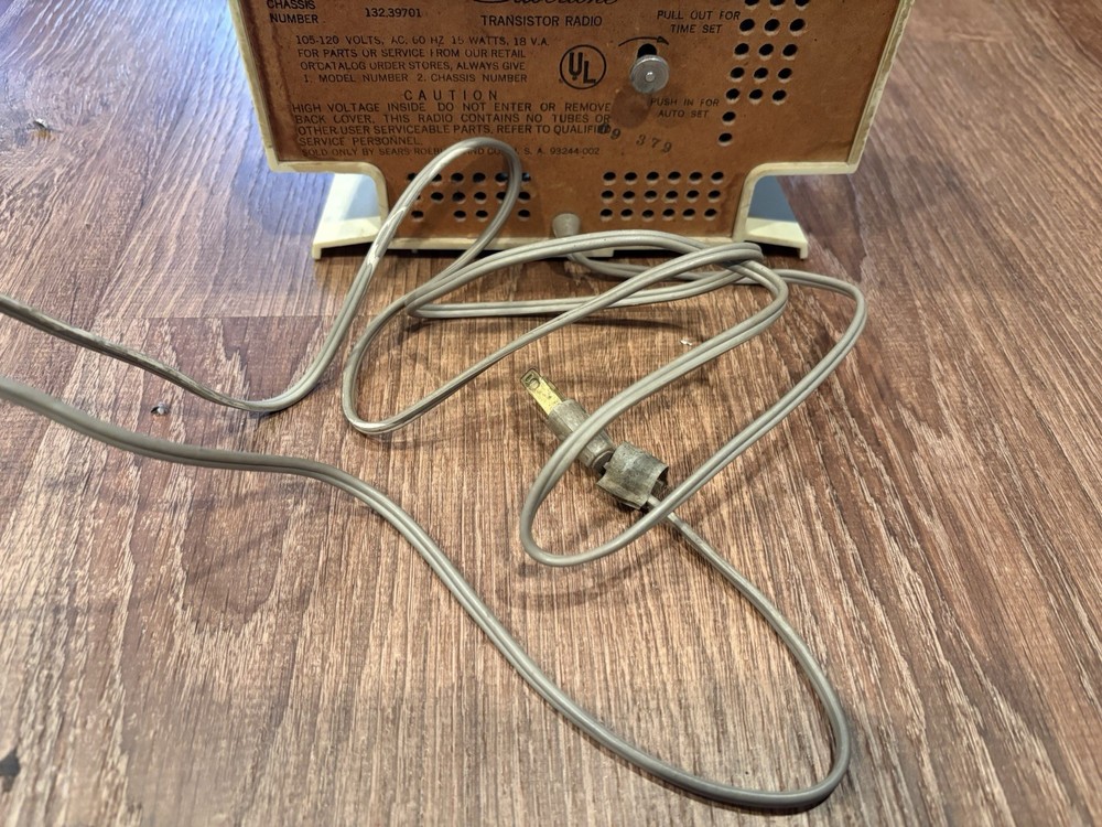 Vintage Sears Solid State Silvertone Transistor Radio w Clock Model 2061.