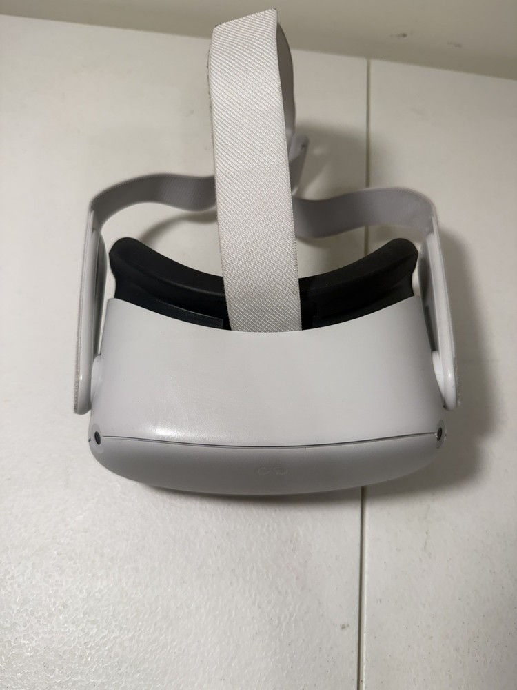 Oculus Quest 2 w 1 Controller Great Condition Works Great!!! Tear Under Leather