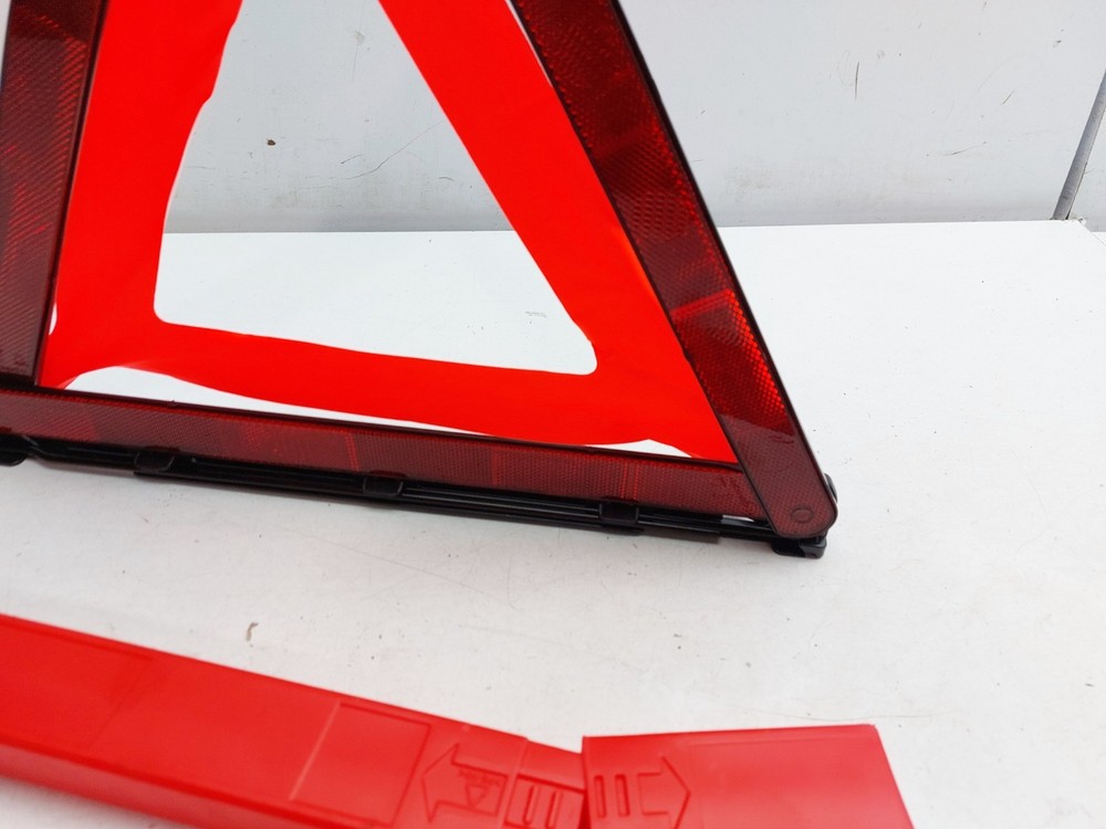 MG HS HIGH VISIBILITY WARNING TRIANGLE 2020 10477670