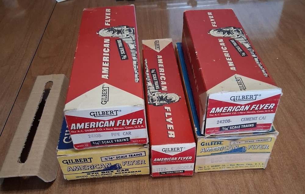 Boxed Am. Flyer Set 20325 with 372 UP