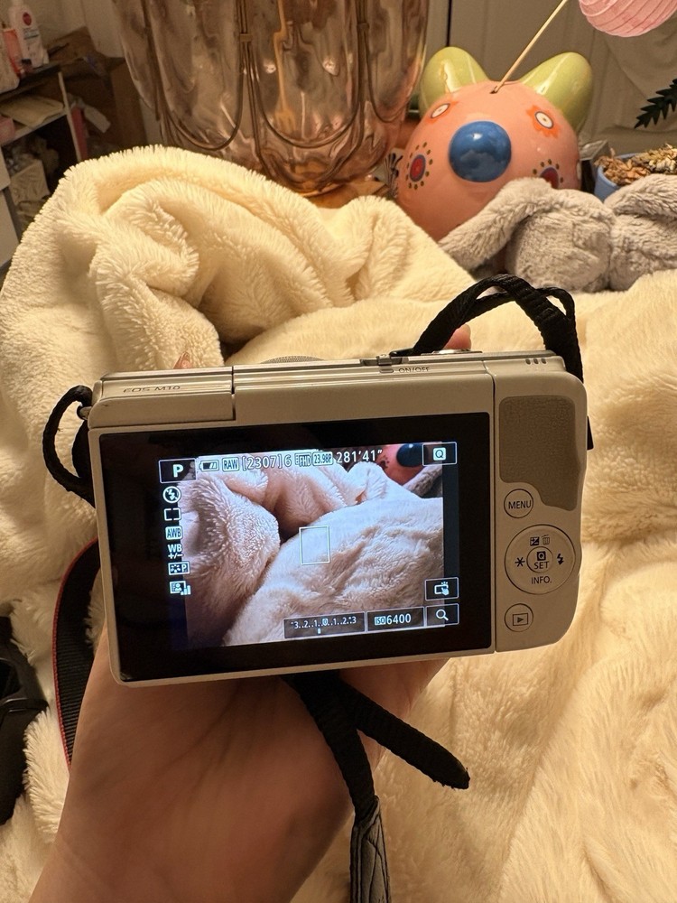 Canon EOS M10 Mirrorless Camera White 18MP Touchscreen Built-in Flash