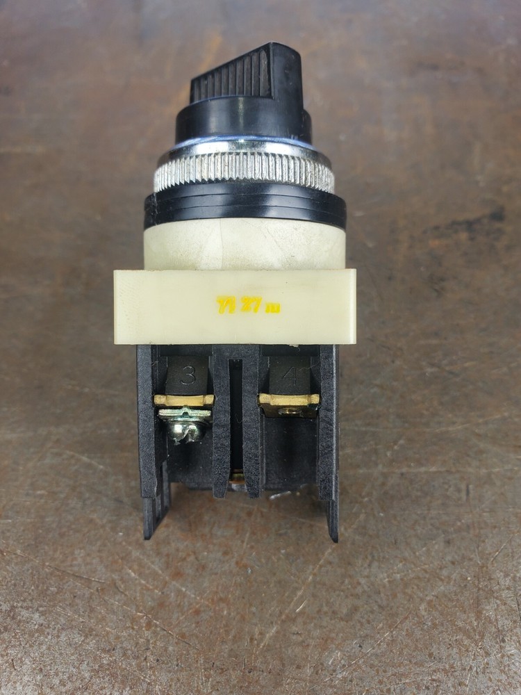 Fuji Electric AH25-P2 Selector Switch *USED* -Missing a Screw-