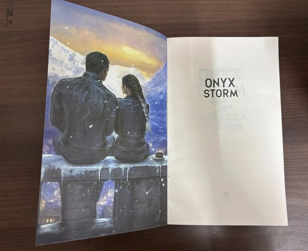 Perfect Book Gift for Christmas - Onyx Storm, Paperback