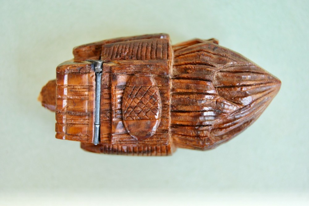 ANTIQUE COQUILLA SNUFF BOX