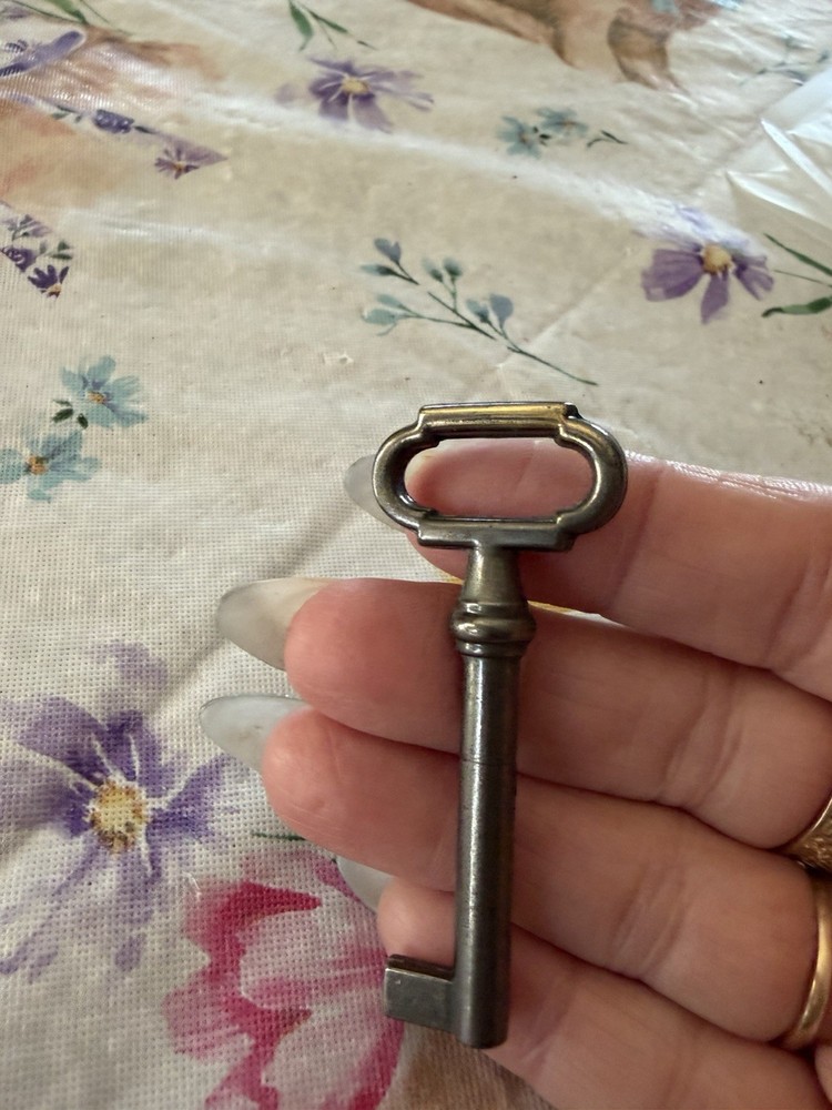 Skeleton VTG Key Antique Brass / Grey Bow Open Square