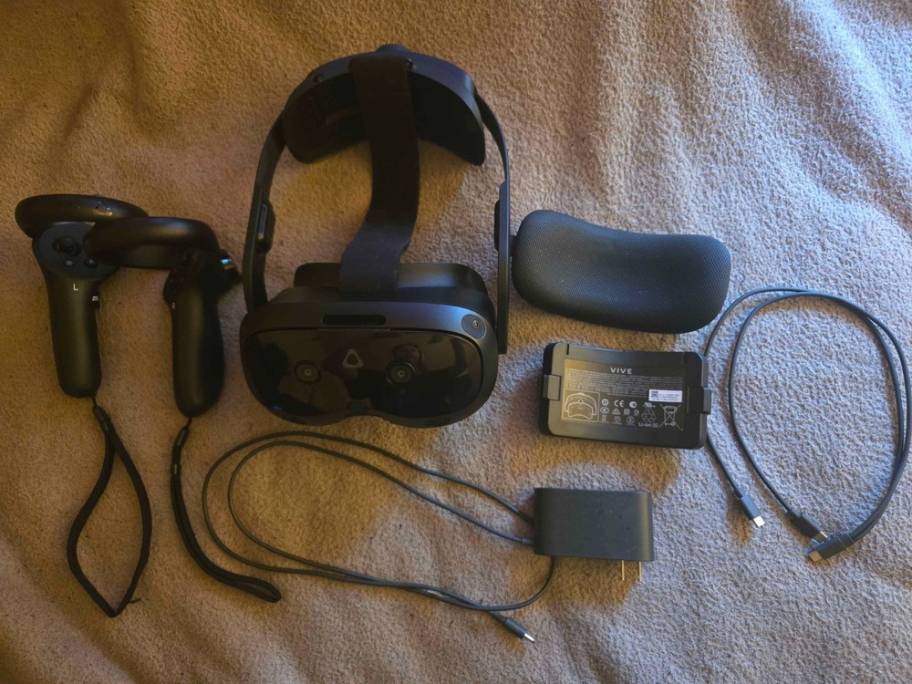 HTC Vive Focus Vision Wired Bundle, XR Headset DisplayPort PC VR Streaming