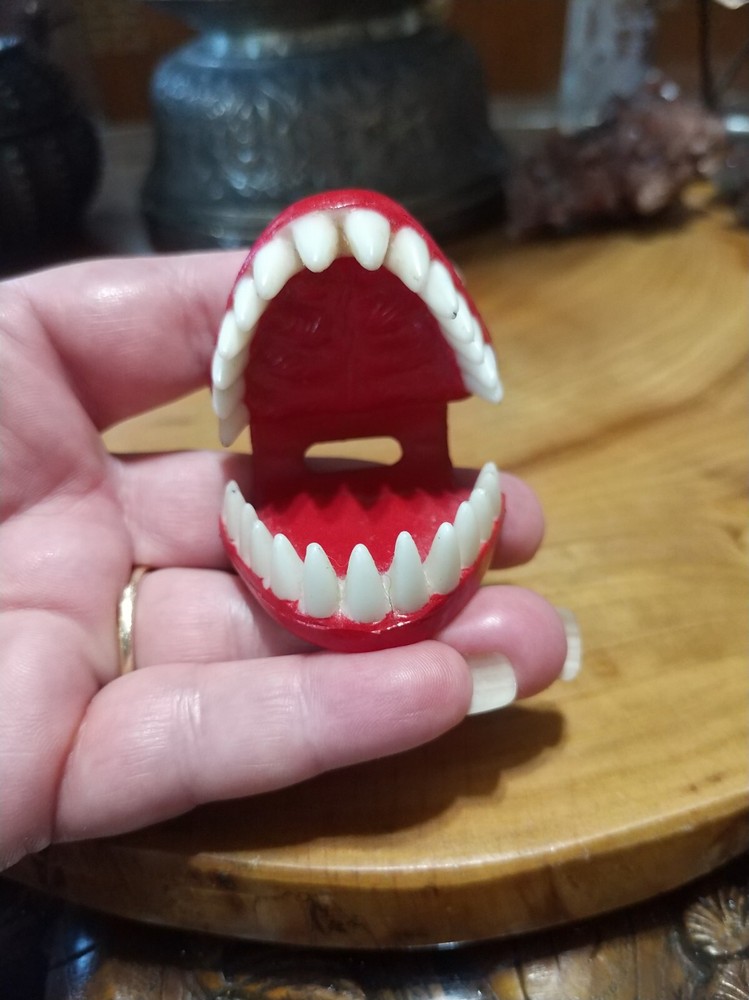 Vintage 1995 StreetWise designs plastic teeth