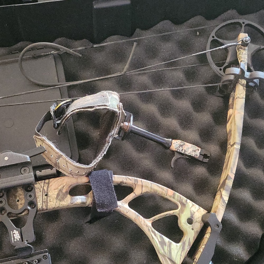 PSE STINGER 3G Compound Bow Camo Finish Sight Stabilizer Arrows Hard Case