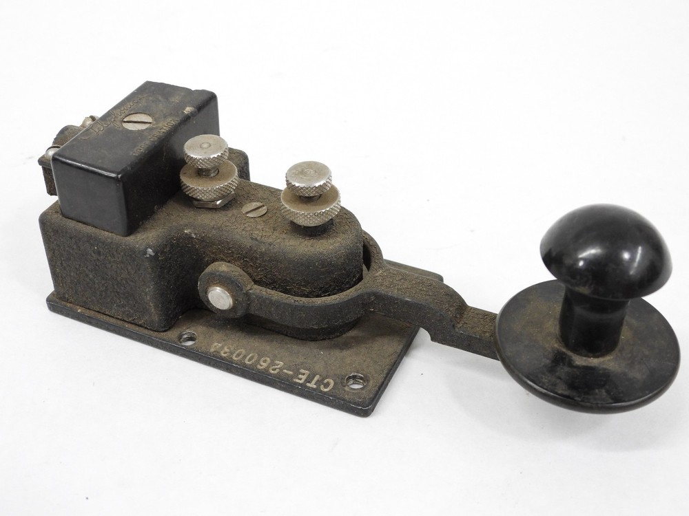 CTE-26003A Vintage US Military Flame-Proof Straight Telegraph Key (nice)