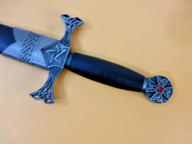 Knotted Celtic Dagger Replica Unsharpened New in Box