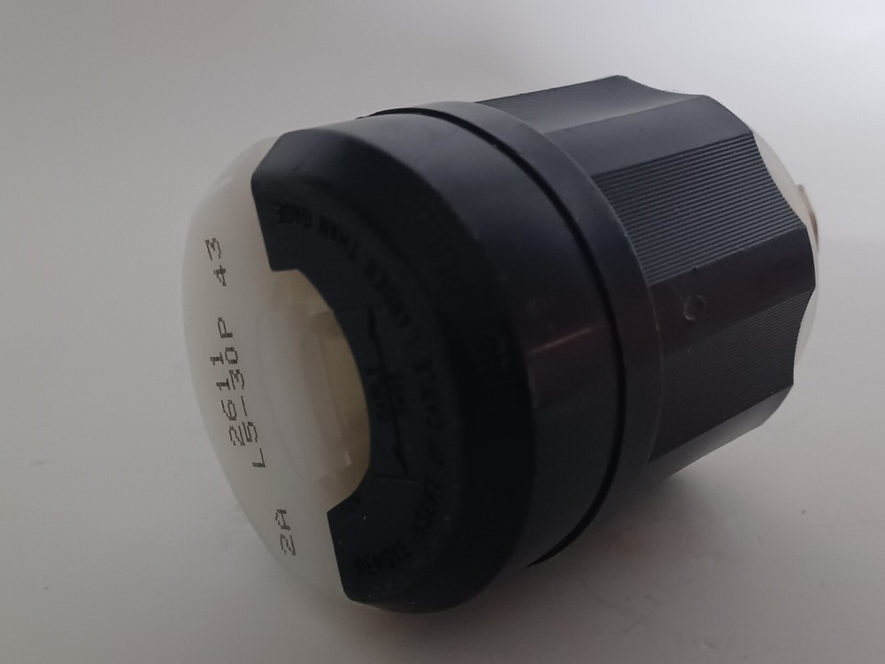 Leviton 2611, 2 Pole 3 Wire Grounding Locking Plug