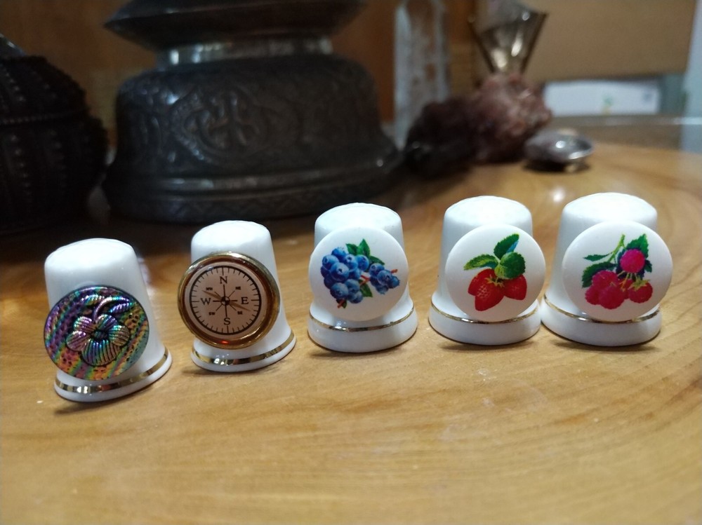 5 vintage ceramic thimbles lot. Fruit, compass, flower