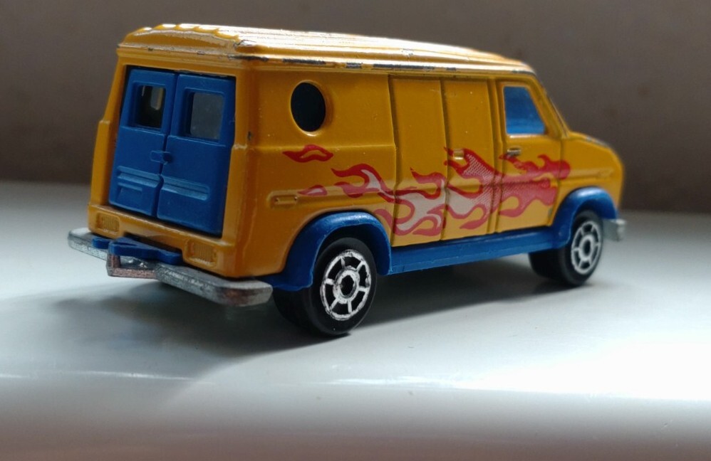 MAJORETTE U.S. VAN 1/65 #24