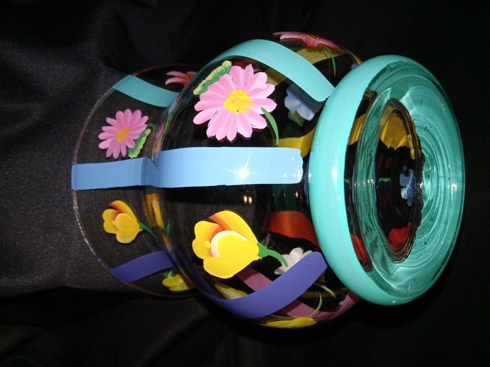 FANTASTIC SPARKLING AND FESTIVE GLASS VASE..