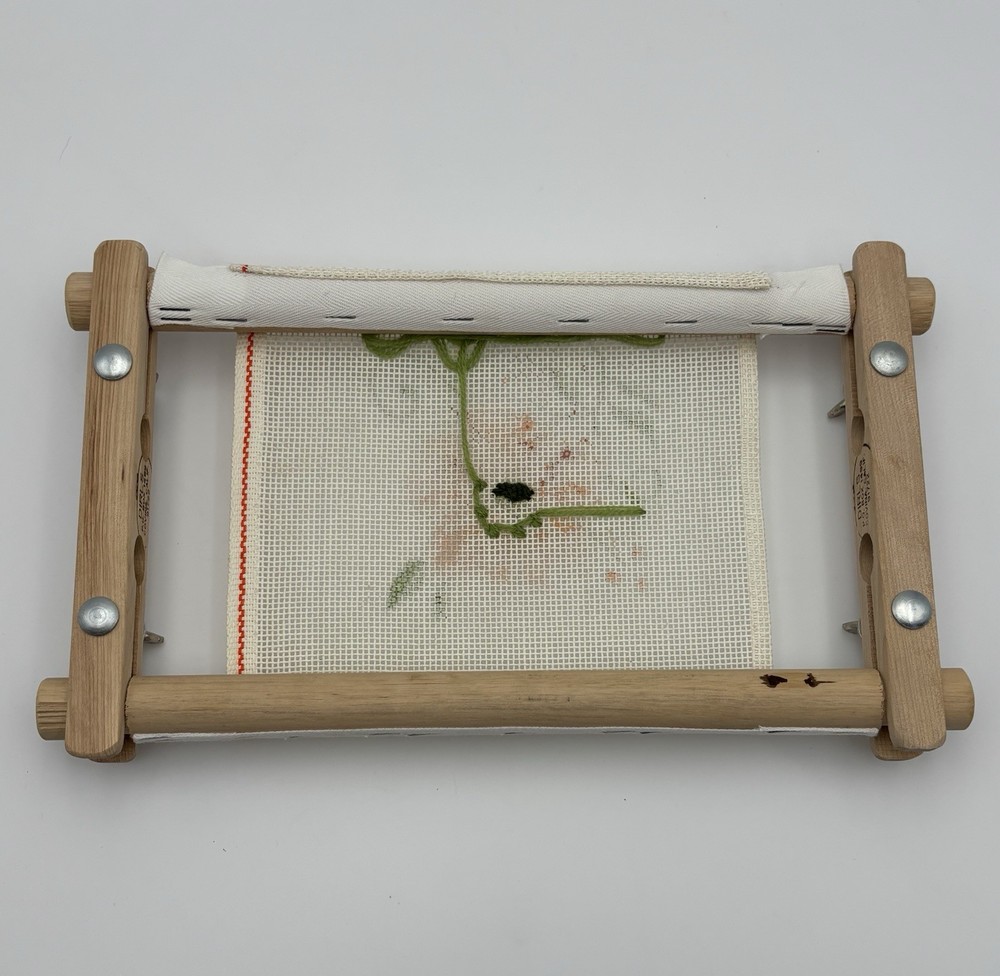 DIRLS Needlework Embroidery Wood Scroll Frame w/ Flower Pattern & Yarn 11"x6"