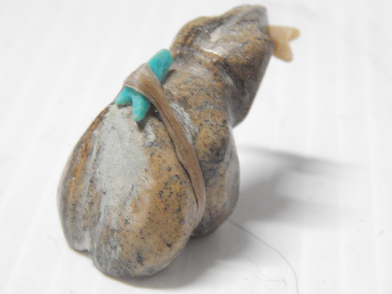 VINTAGE ZUNI INDIAN STONE BEAR FETISH ONE TURQUOISE OFFERING +ARROWHEAD IN MOUTH