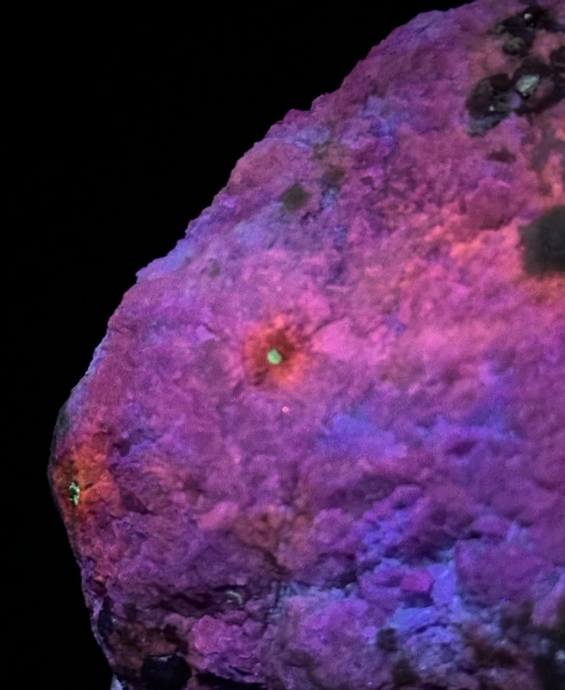 1342 Gr. Fluorescent Phosphorescent Sharp Tenebrescnet Hackmanite, Fluorapatite