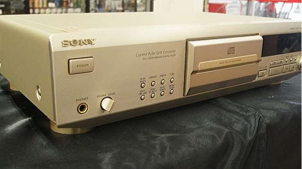 SONY CDP-XE900 | Compact Disc (CD) Player in Good Condition