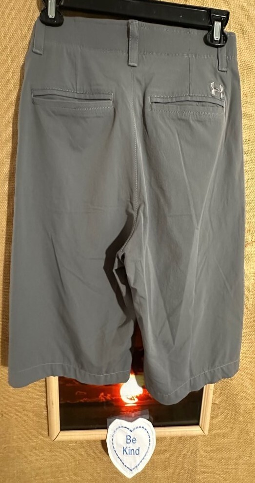 Under Armour men’s 32 athletic short gray pockets solid flat stretch relaxed Phi