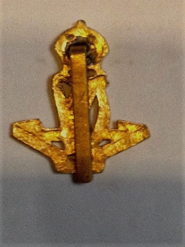 ROYAL IRISH REGIMENT Cap Badge WW 1 METAL