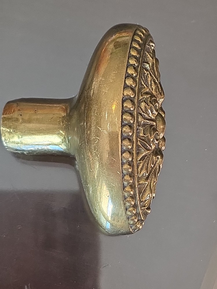 ANTIQUE AUTHENTIC RARE VICTORIAN SOLID BRASS FANCY CAST OVAL BRASS KNOB PULL