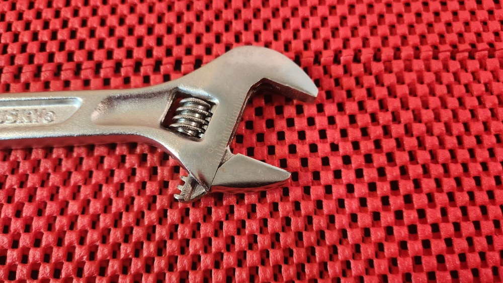 HUSKY 6" ADJUSTABLE WRENCH IN EXCELLENT CONDITION