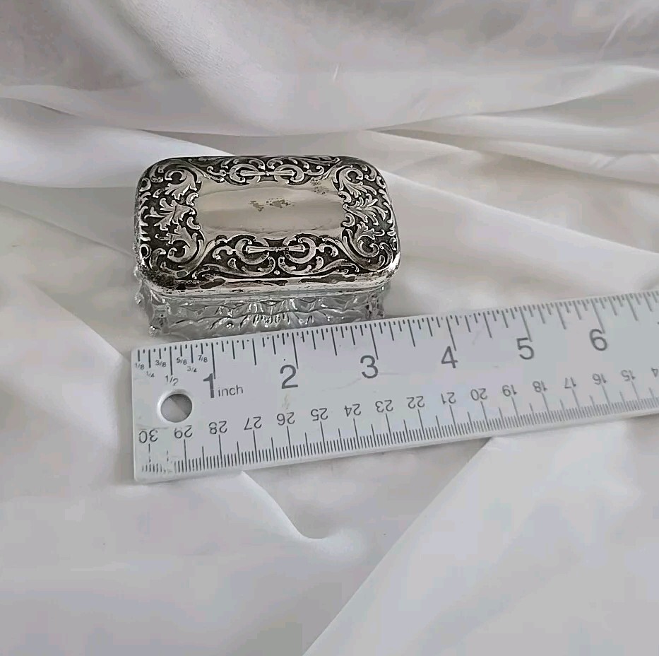 ANTIQUE GERMAN SILVER REPOUSSE LIDDED DRESSING TABLE PRESSED GLASS BOX