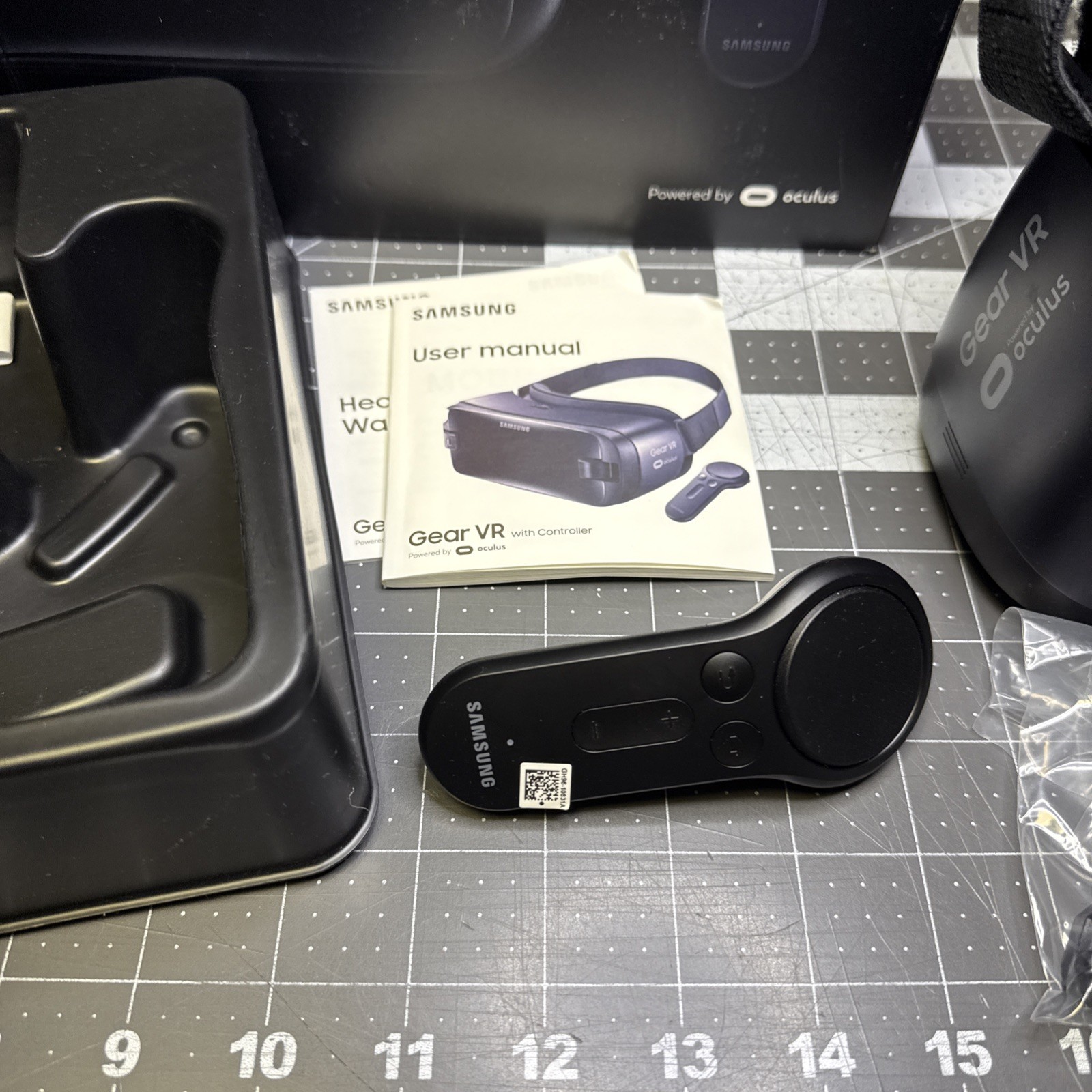 Samsung Gear VR Oculus with Controller SM-R324NZAAXAR Virtual Reality