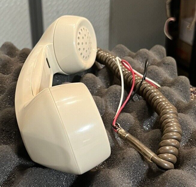 (1) AIPHONE MODEL NCH-1 NOISE CANCELLING HANDSET. NOS/NIB.
