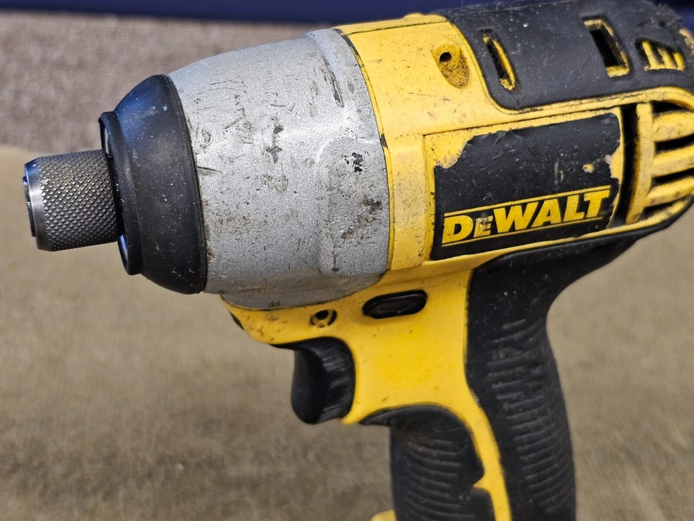 Dewalt DC825 Cordless Screwdriver 18V 1/4" Hex Drive