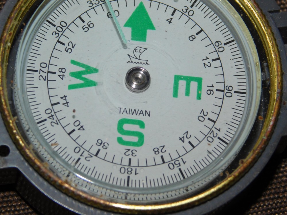 VINTAGE PLASTIC COLEMAN ENGINEER LENSATIC COMPASS