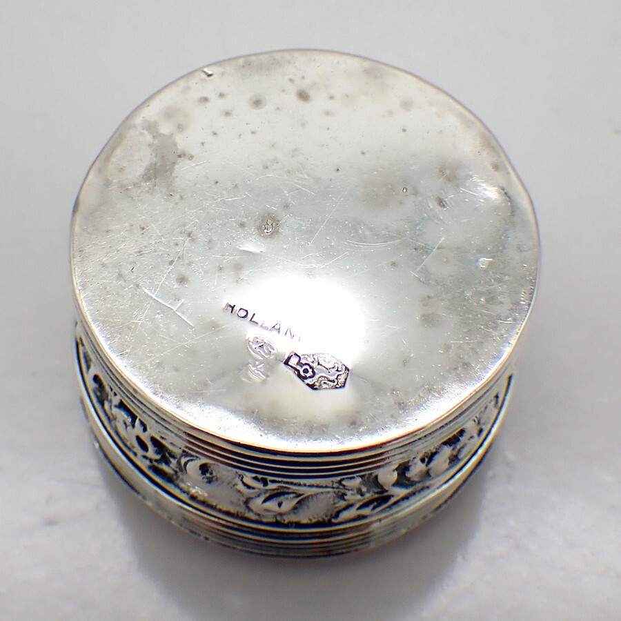 Dutch Pill Box 833 Silver Figural Decorations