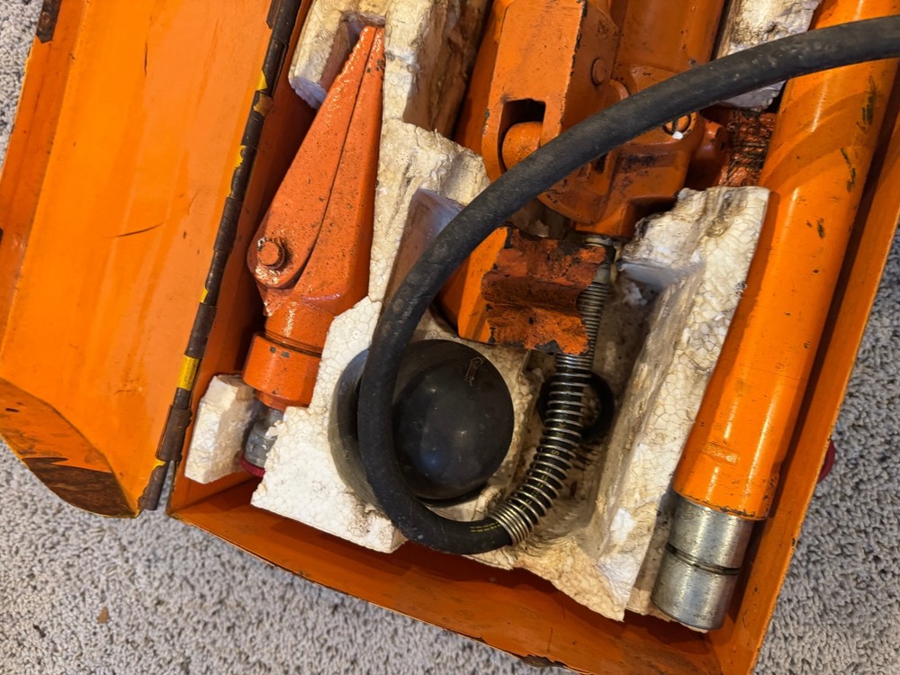 Central Hydraulics 10 Ton Portable Puller Kit