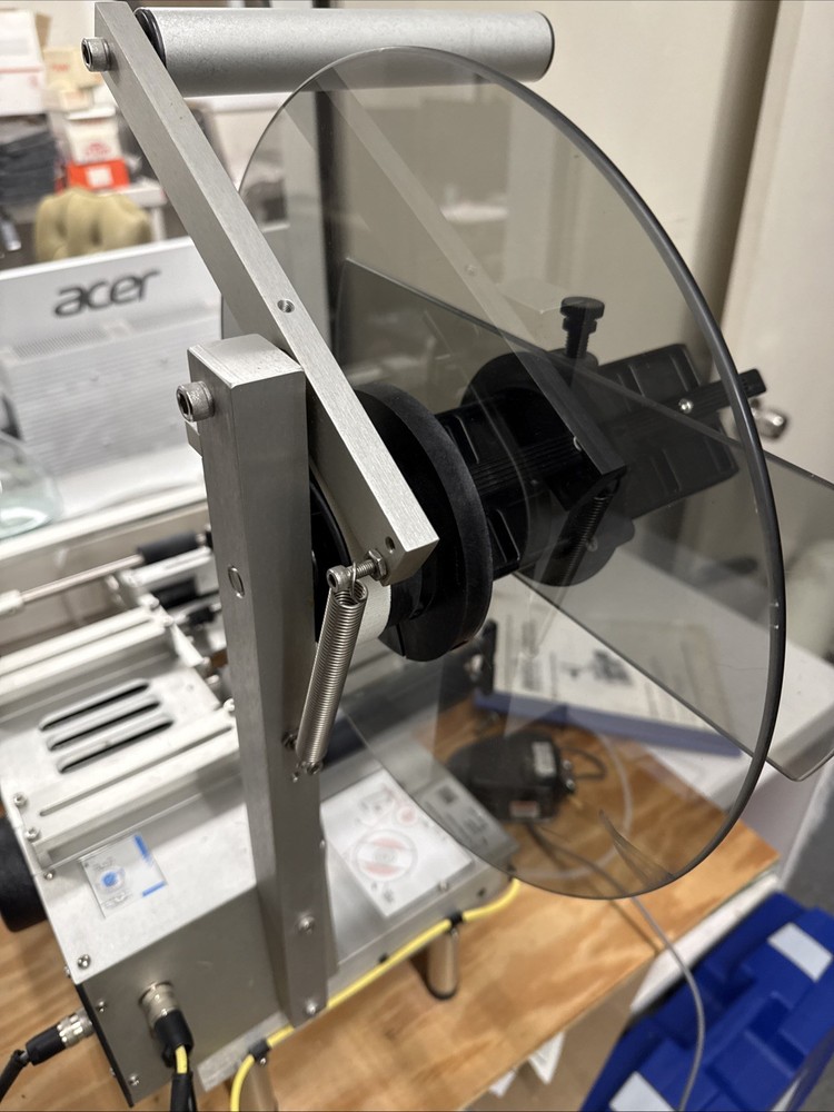 Universal R310 Round Product Semi-Automatic Labeling Machine