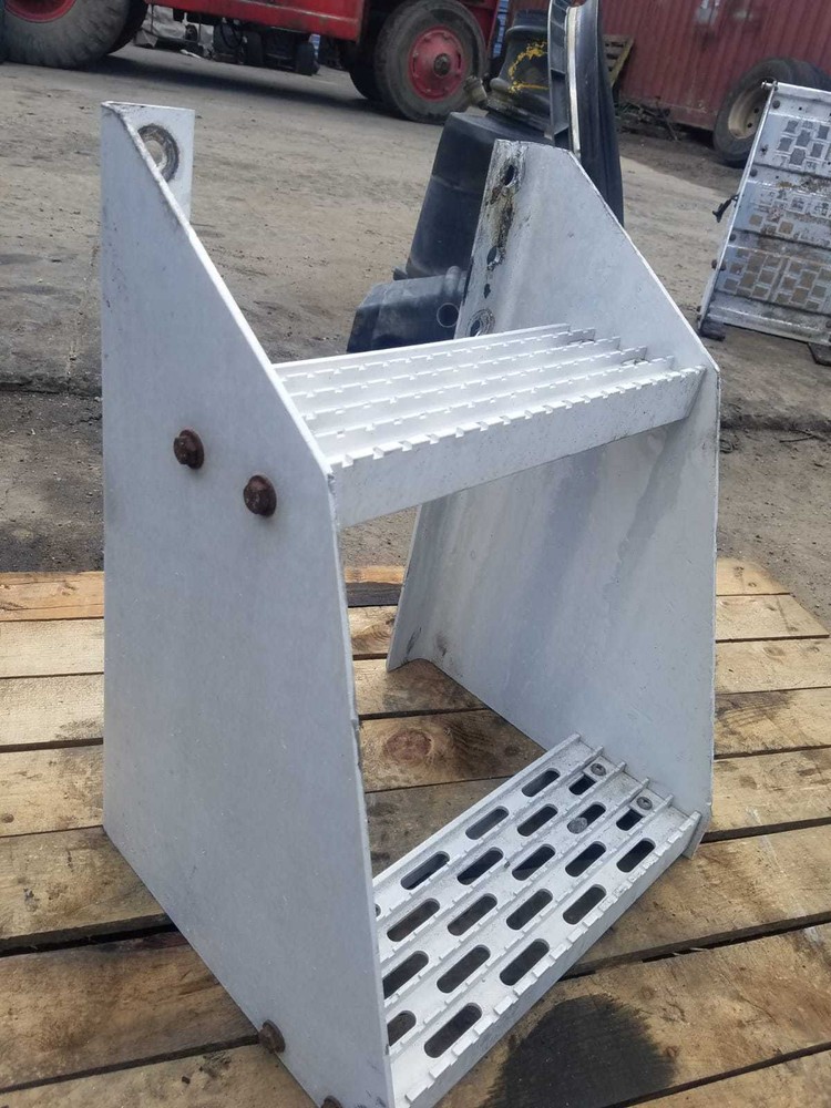 1998 INTERNATIONAL 9400 ALUMINUM STEP FRAME