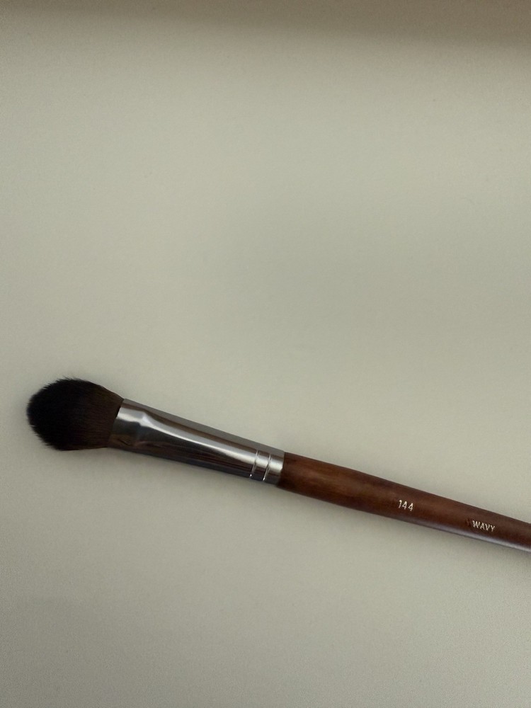 Make Up For Ever Small HIGHLIGHTER BRUSH 140 PRECISION HIGHLIGHTER BRUSH 144