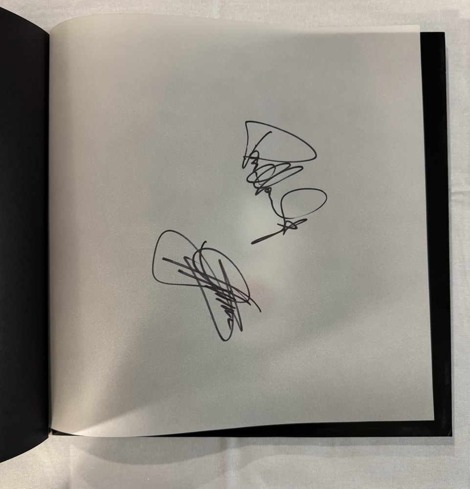 KISS ✨ SIGNED BY PAUL STANLEY & GENE SIMMONS ✨ BUTTERFIELDS AUCTION BOOK + 4 PIC