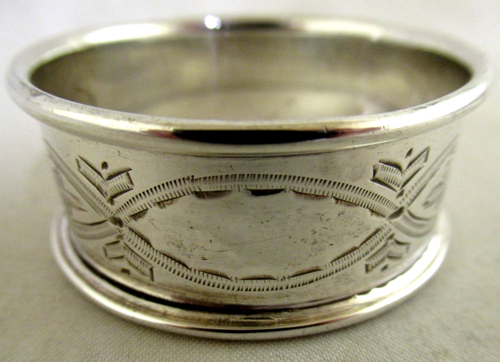 Solid Silver - SMALL, PRETTY NAPKIN RING - Hallmarked:- BIRMINGHAM 1913