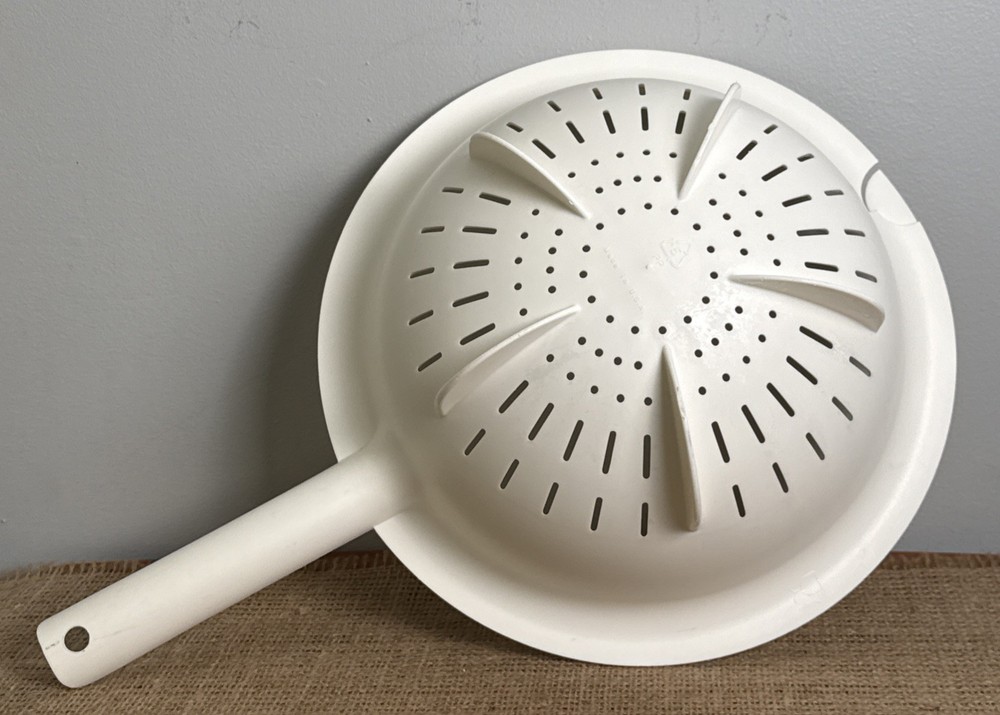 Tupperware Kitchen Tool Colander Strainer With Handle White 2632 Vintage W/Lid