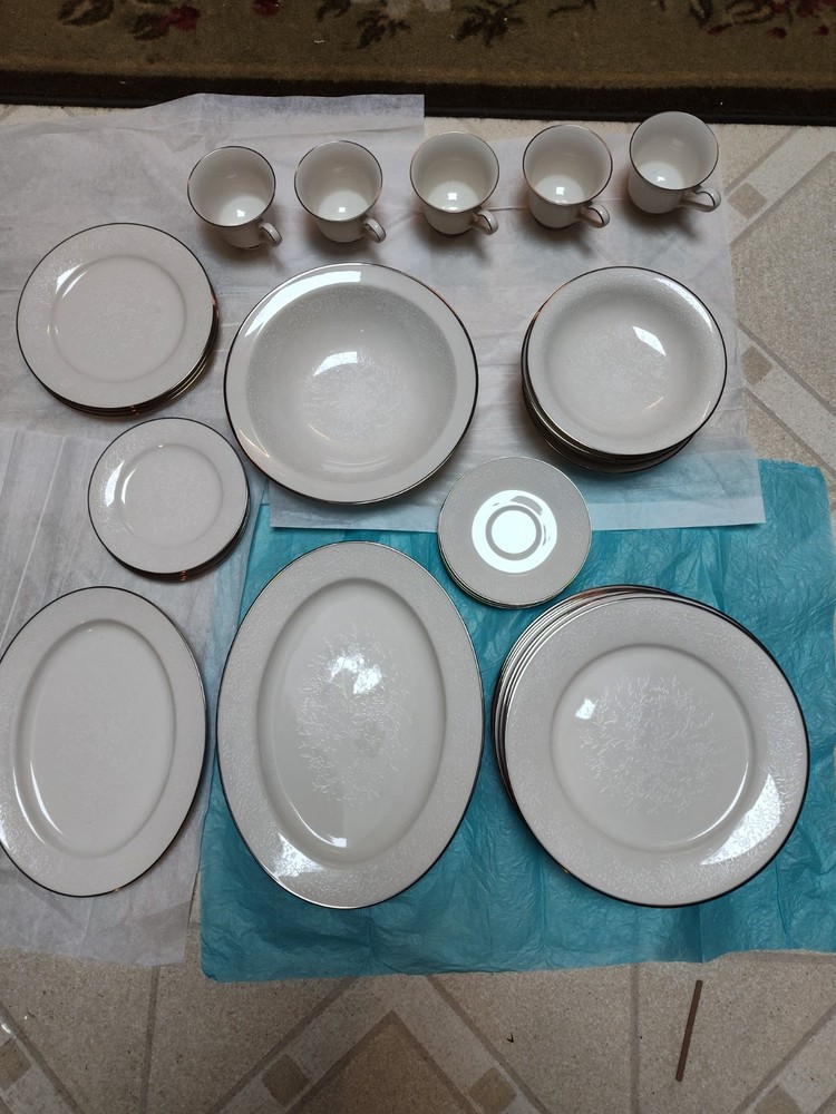 Noritake Porcelain China, Affection Pattern