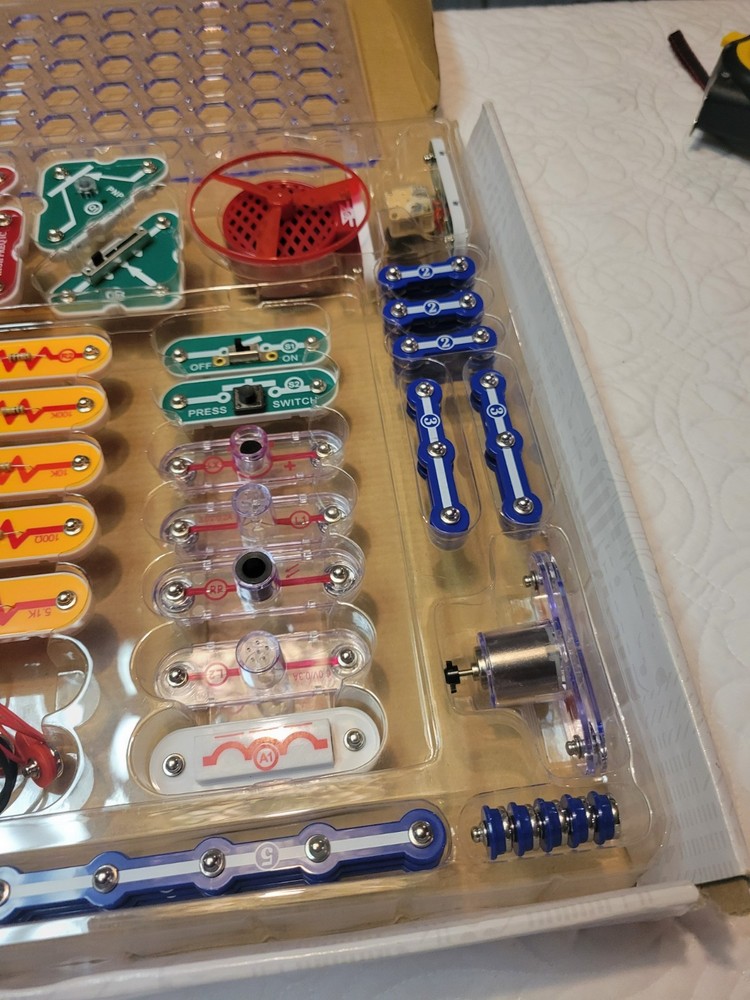 Elenco Snap Circuits SC300 Electronics Kit