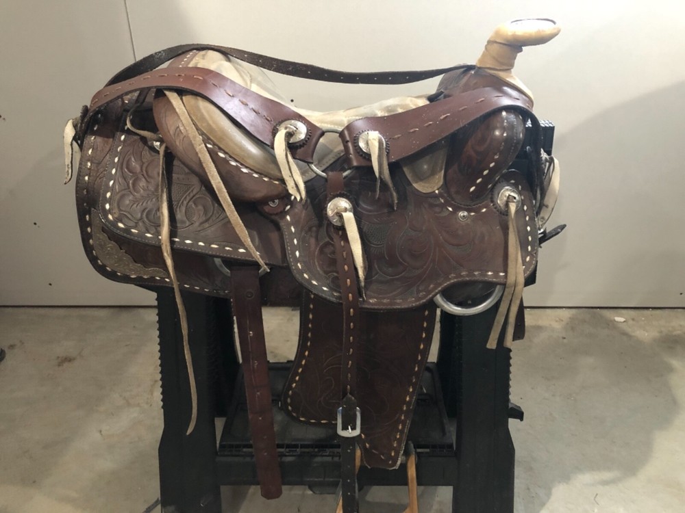 Used buckstitch trail saddle