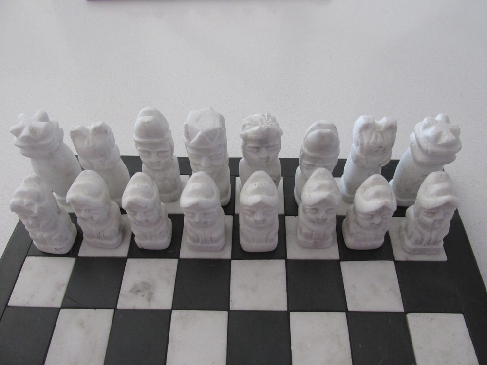 Vintage Onyx/Marble Chess Set (7" Square)