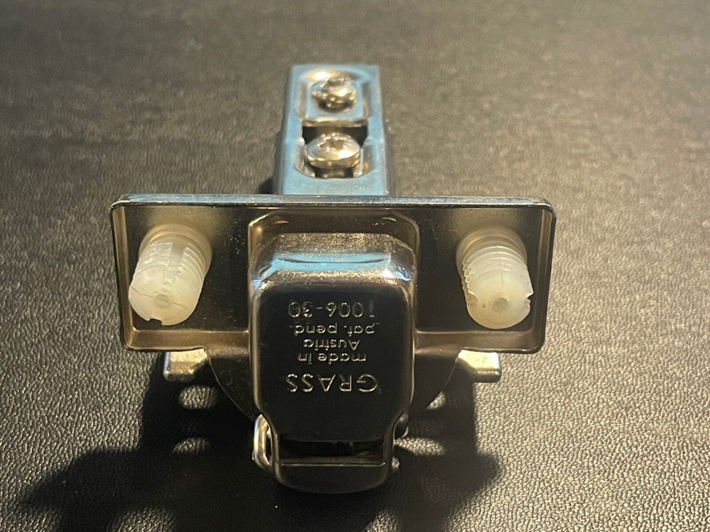 Grass Hinge 1006-30 Self Close w/ #054 Baseplate • Self Closing • Snap-on